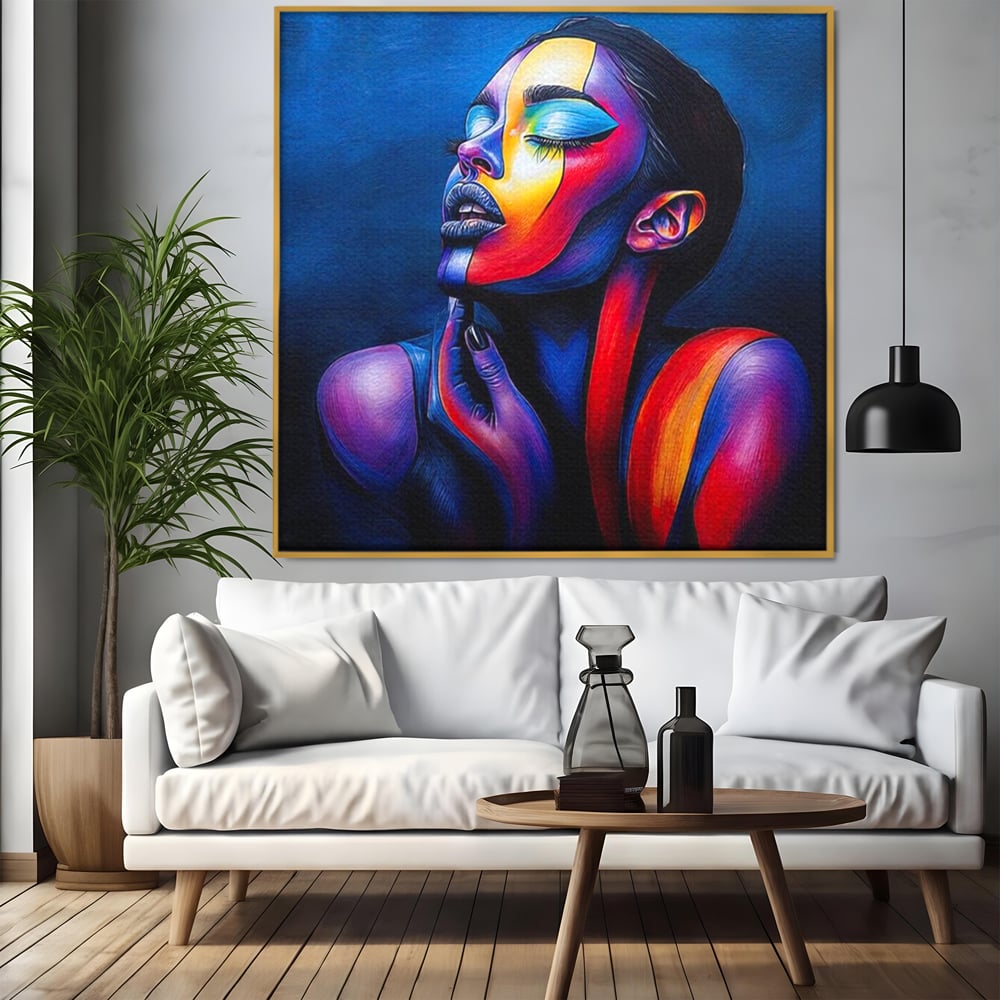 Tablou canvas cu tablou canvas cu chip de femeie colorat, in rama de aluminiu auriu, pe perete intr-un living